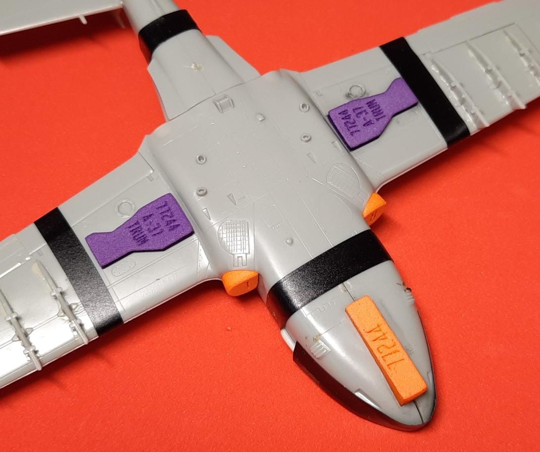 77244 1/72 A-37 Dragonfly wheel bay plugs (for Academy)